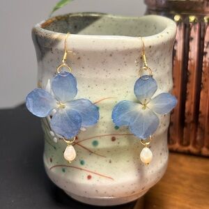 Handmade earring featuring real hydrangeas flower and freshwater pearl